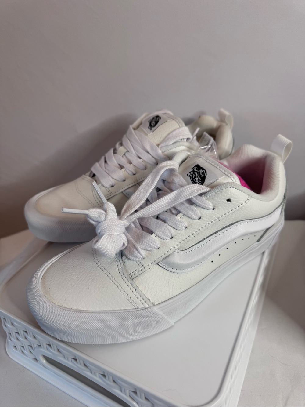 White Women's Casual Lace-Up Sneakers - Classic Low-Top size M9 W10.5